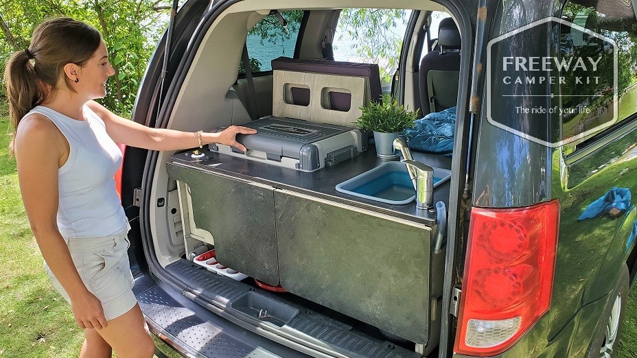 Un kit qui transforme le coffre d'une voiture en camping car